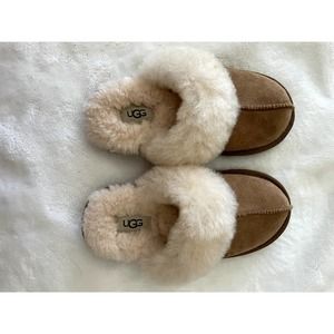 Never worn kids UGG Cozy II Scuff Slipper sz 12